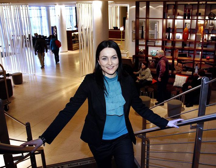 Erla lærði ferðamálafræði eftir stúdentspróf og vann líka með Ingólfi Guðbrandssyni.f