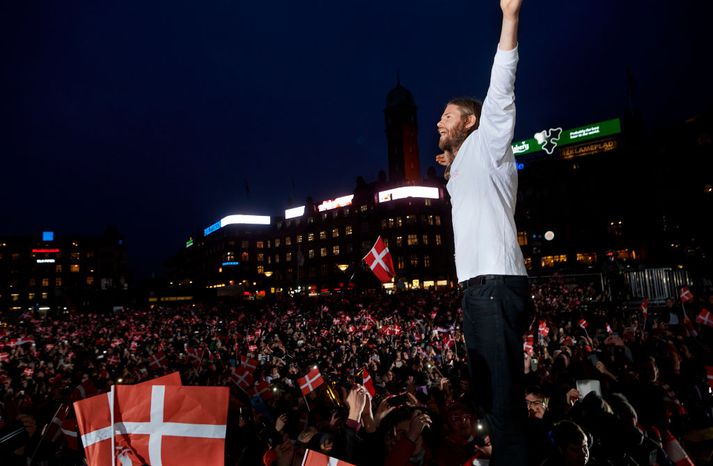 Hansen fagnar heimsmeistaratitlinum á ráðhústorginu í Kaupmannahöfn. Það er búið að vera gaman hjá honum í upphafi árs.