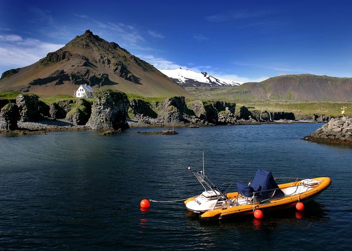 Arnarstapi á Snæfellsnesi séð til jökulsins frá höfninni