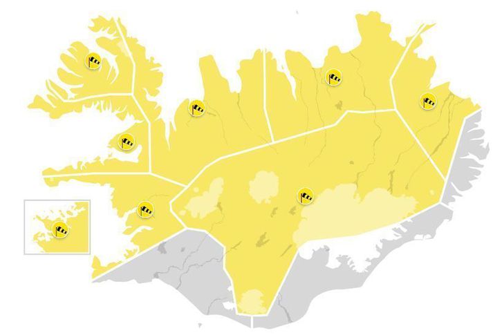 Gular viðvaranir hafa þannig verið gefnar út á Faxaflóa, höfuðborgarsvæðið, Breiðafirði, Vestfjörðum, Ströndum og Norðurlandi vestra, Norðurlandi eystra, Austurlandi að Glettingi og á Miðhálendi.