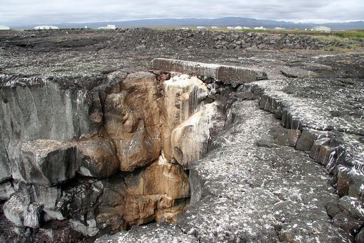 Búið er að bæta aðstöðuna með því að steypa þröskuld svo auðveldara sé að sturta slóginu fram af bjarginu.