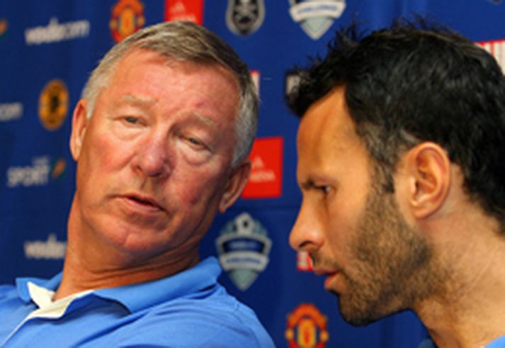 Alex Ferguson ræðir við fyrirliða sinn, Ryan Giggs.