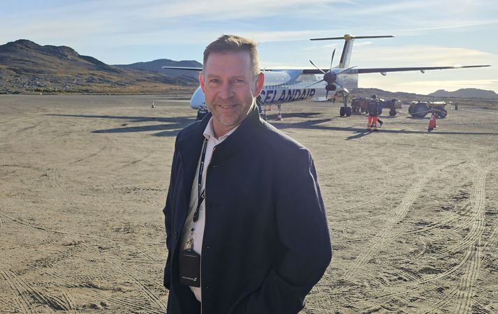 Nökkvi Sveinsson flugstjóri framan við Dash 8 Q400-vél Icelandair á flugvellinum í Kulusuk.