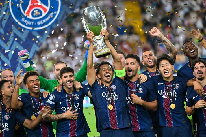 Marquinhos, fyrirliði Paris Saint-Germain, lyftir Ofurbikar Evrópu eftir sigurinn á Tottenham.