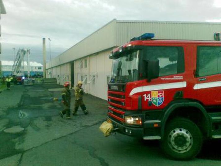 Mikið lið mætti á svæðið þegar eldsins varð vart.