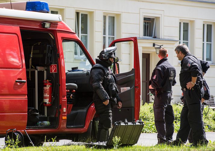 Lögregluþjónar að störfum í Eisenhuettenstadt í dag.