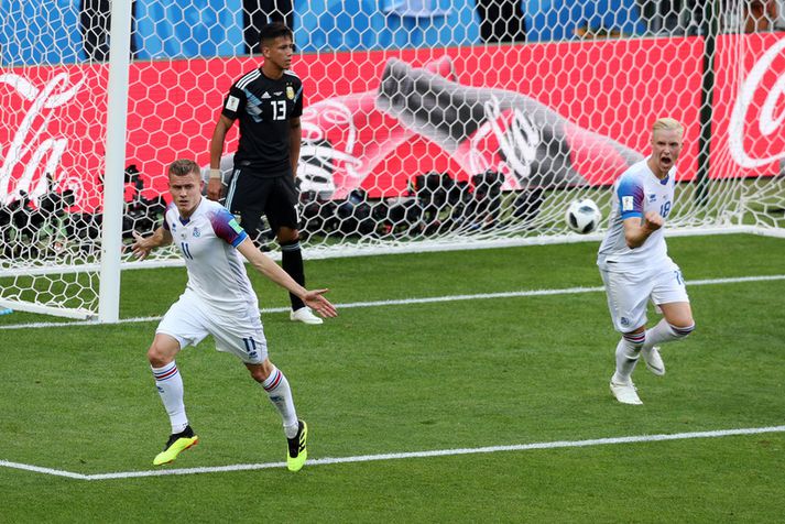 Alfreð Finnbogason fagnar markinu sínu á 23. mínútu.