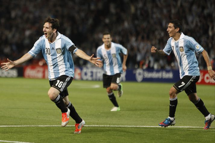 Lionel Messi fagnar öðru marka sinna í nótt.