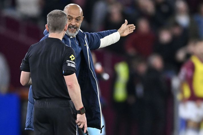 Nuno segir dómurum velkomið að halda kynningu fyrir leikmenn Nottingham Forest. 