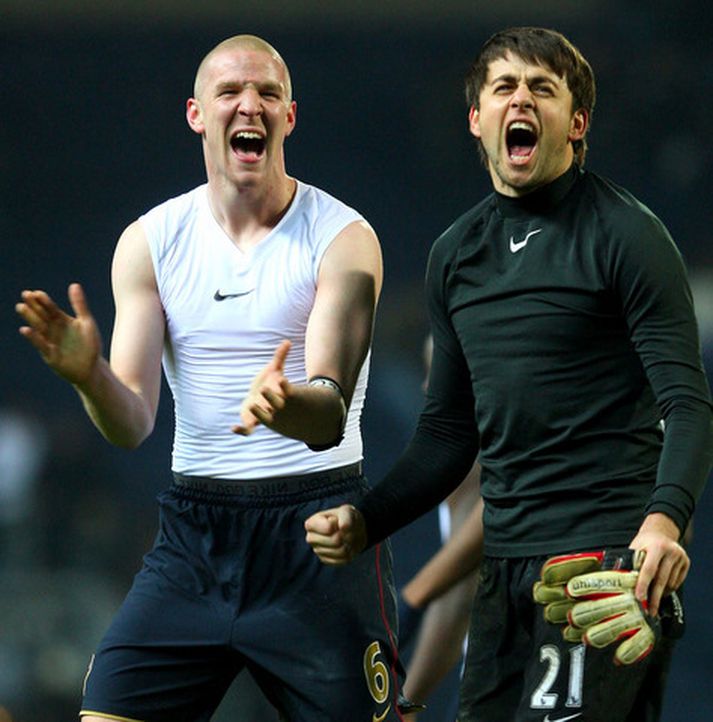 Varnarmaðurinn Philippe Senderos og markvörðurinn Lukasz Fabianski fagna sigri Arsenal á Blackburn í gær.
