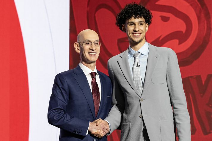 Zaccharie Risacher ásamt Adam Silver, yfirmanni NBA-deildarinnar.