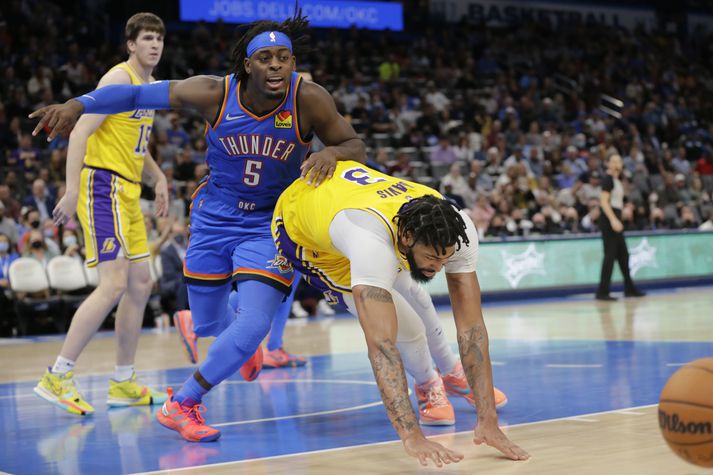 Luguentz Dort og Anthony Davis berjast um boltann í leik Oklahoma City Thunder og Los Angeles Lakers.