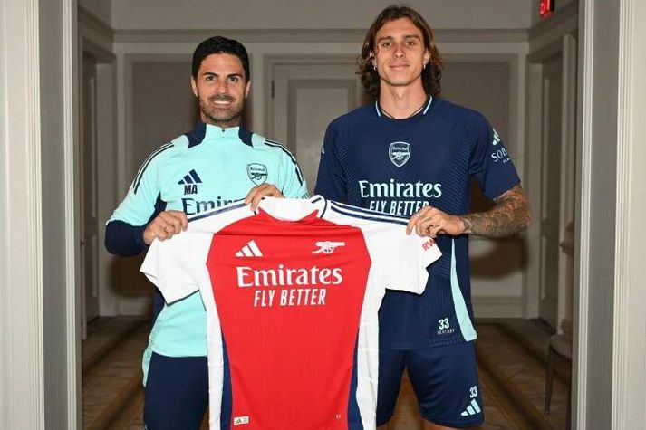 Mikel Arteta, þjálfari Arsenal, og nýjasti leikmaður liðsins.