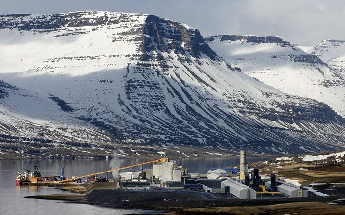 Mjóeyrarhöfn þjónar iðnaðarlóðinni á Reyðarfirði. Þar er álver Alcoa Fjarðaáls.