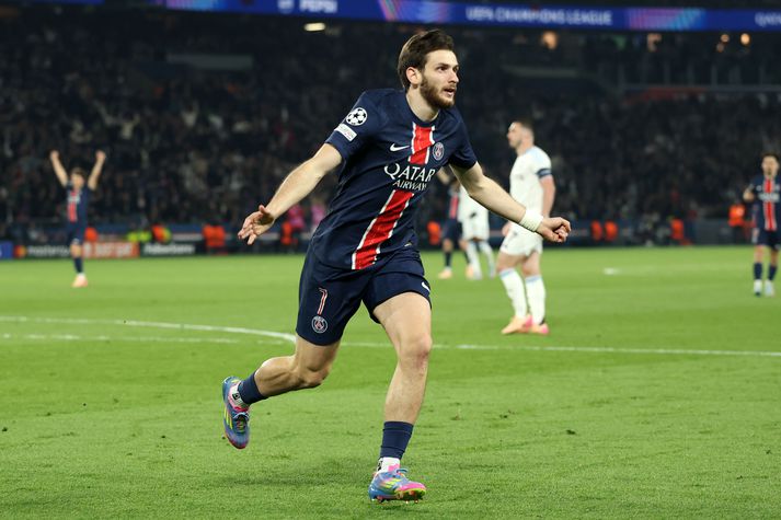 Khvicha Kvaratskhelia fagnar frábæru marki sínu fyrir Paris Saint-Germain í kvöld.