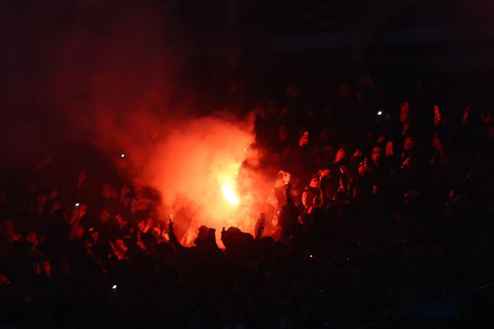 Stuðningsmenn Colo Colo sjást hér með blys í stúkunni á leiknum við Fortaleza í Copa Libertadores en leikurinn var ekki kláraður vegna óláta.