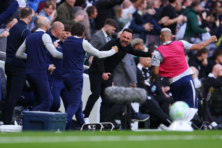Roberto De Zerbi fagnaði vel mörkum Tottenham með aðstoðarmönnum sínum í dag.