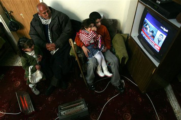 Palestínumenn fylgjast hér með fregnum af Saddam í morgun.