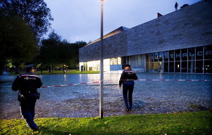 Lögreglan stendur vörð um Kunsthallistasafnið.