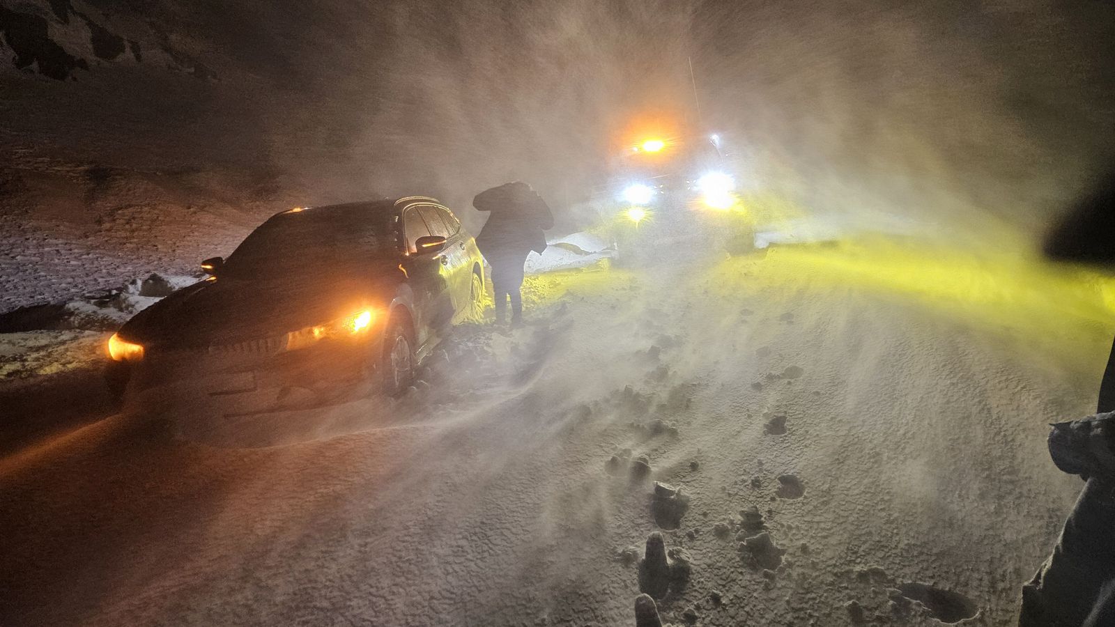 Ferða­langar í vand­ræðum víða um land vegna færðar
