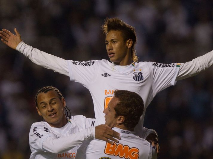 Neymar fagnar hér marki með Santos.