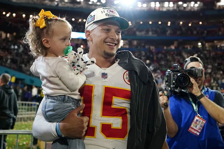 Patrick Mahomes með dóttur sína Sterling Skye Mahomes í fanginu eftir sigur Kansas City Chiefs liðsins í Super Bowl í nótt.