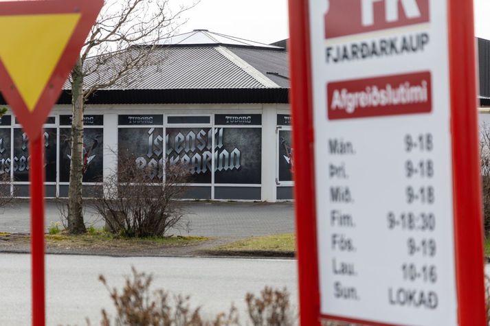 Árásin átti sér stað við bílastæði Fjarðarkaupa seint á fimmtudagskvöld. Þaðan var þolandinn færður á slysadeild, þar sem hann lést skömmu síðar.