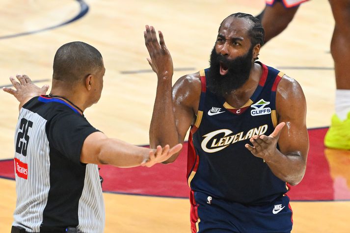  James Harden deilir hér við dómarann í leik með Cleveland Cavaliers í úrslitakeppninni.