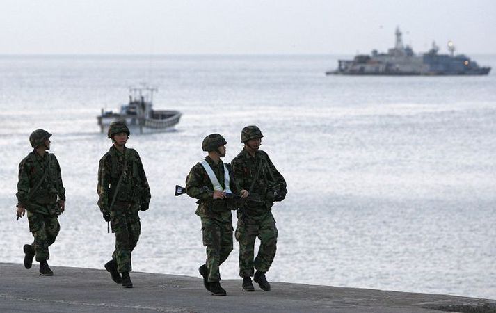Stjórnvöld í Suður-Kóreu hugleiða nú að stöðva sendingar á stáli til Norður-Kóreu til að mótmæla kjarnorkutilraunum þeirra.nordicphotos/afp