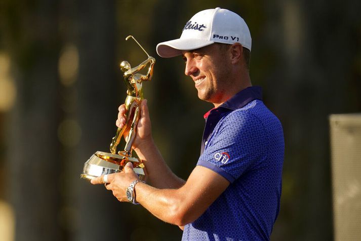 Justin Thomas með verðlaunagripinn eftir að hafa unnið The Players í gær. Hann hefur unnið eitt risamót á ferlinum, PGA meistaramótið árið 2017. The Players er stundum kallað fimmta risamótið en telst ekki til hinna hefðbundnu fjögurra risamóta hvers tímabils.