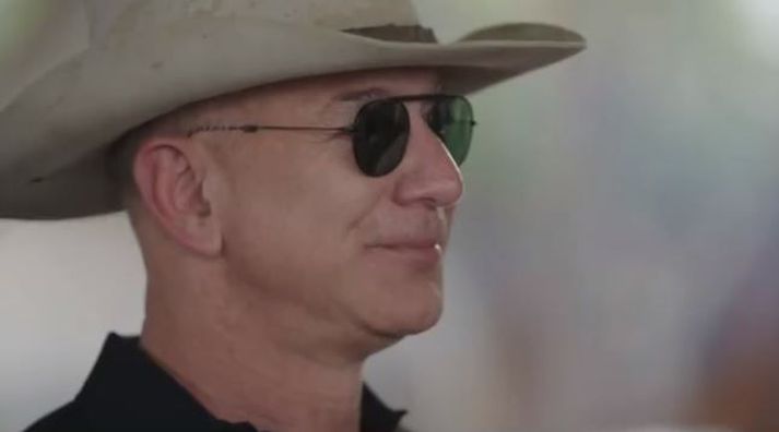 Jeff Bezos hyggst láta af stöðu forstjóra Amazon snemma í næsta mánuði, skömmu fyrir áætlaða brottför.