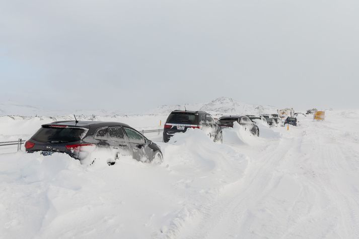 Fjöldi bíla sat fastur á Þrengslavegi og á Hellisheiði.