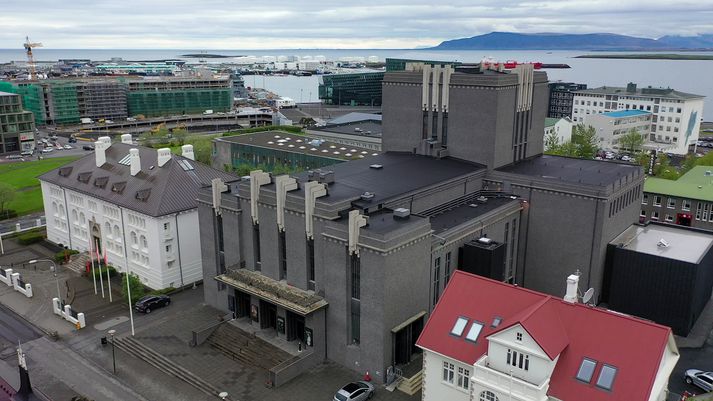 Sjö sækja um stöðu þjóðleikhússtjóra en Lilja Dögg Alfreðsdóttir mennta- og menningarmálaráðherra mun skipa í stöðuna.