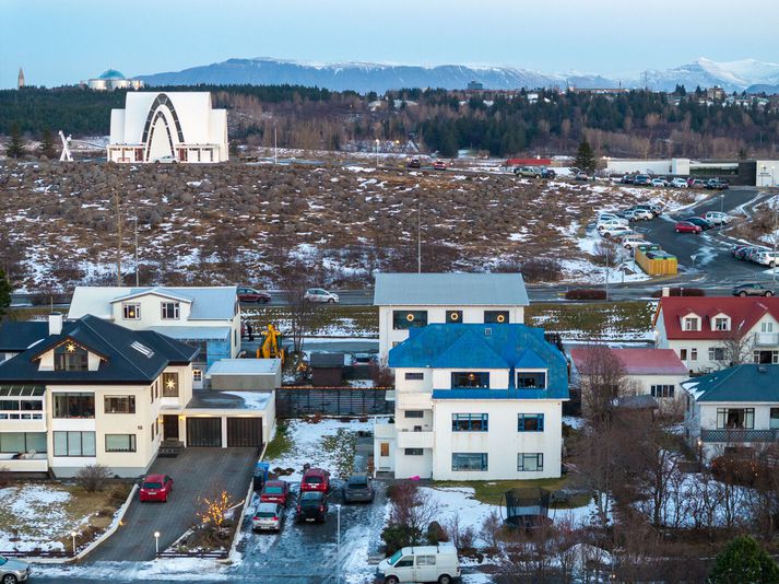 Maðurinn lést í íbúðahúsi að Skjólbraut í Kópavogi.