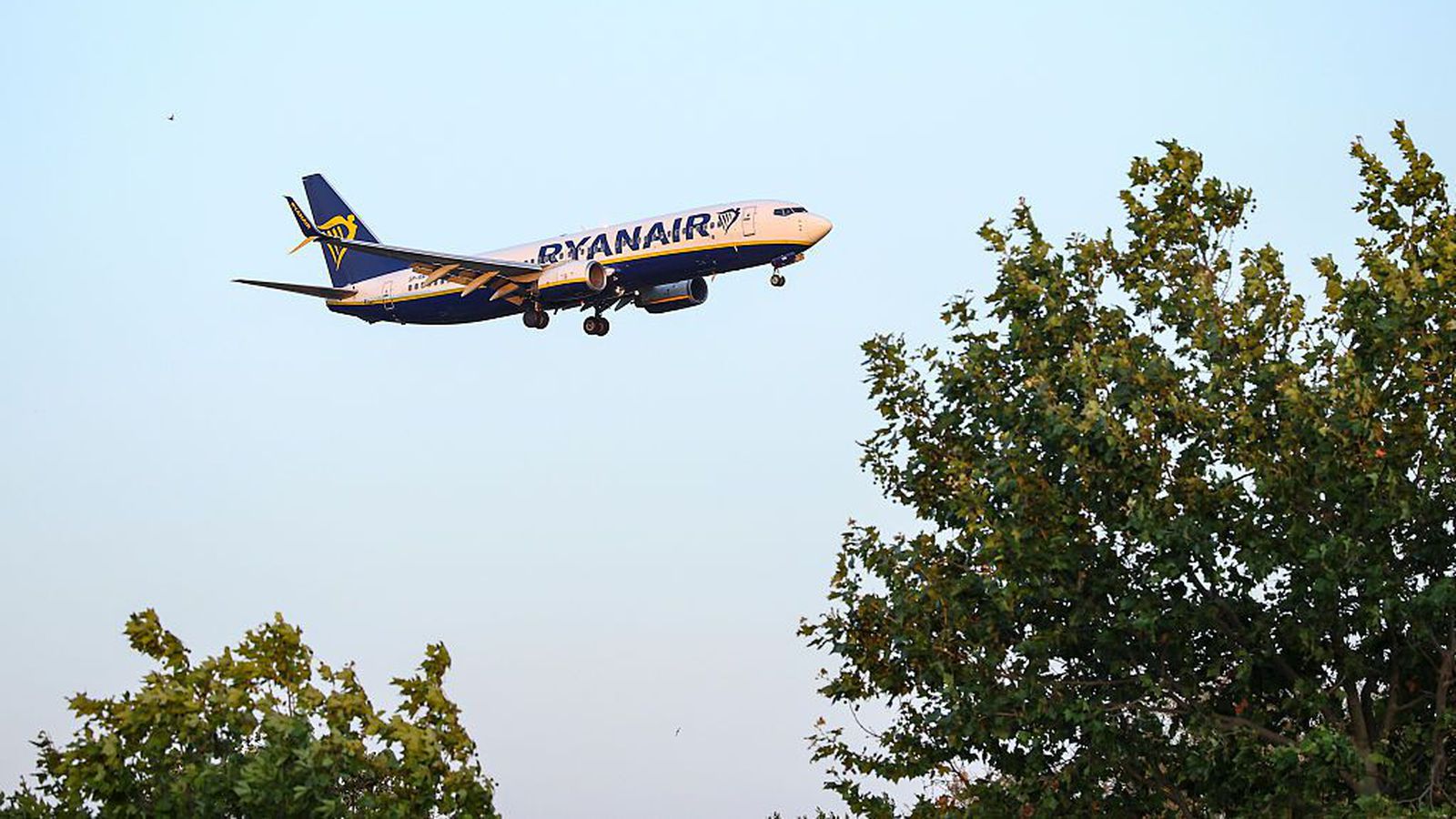 Rann­saka hvort Ryanair sé stætt á því að rukka for­eldra fy