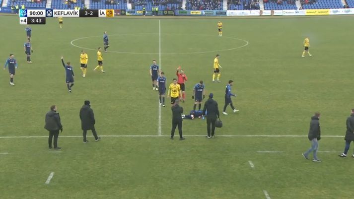 Rauða spjaldið fór á loft í Reykjanesbæ í gær þar sem ÍA færðist nær falli niður í Lengjudeildina.