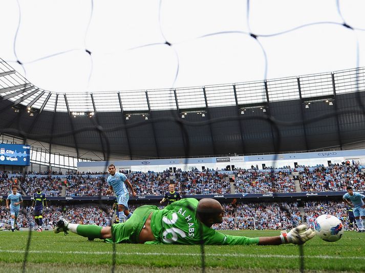 Carlos Tevez lætur hér Ali Al Habsi verja frá sér vítið í dag.
