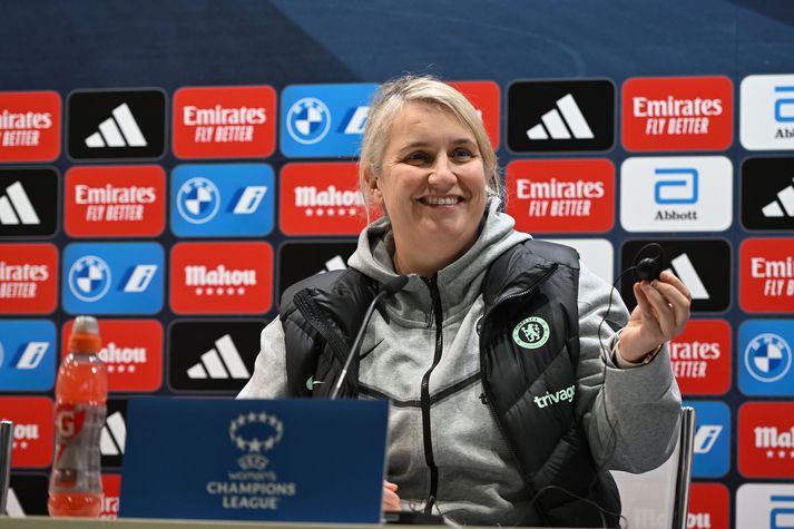 Emma Hayes, þjálfari Chelsea, á góðri stundu á blaðamannafundi