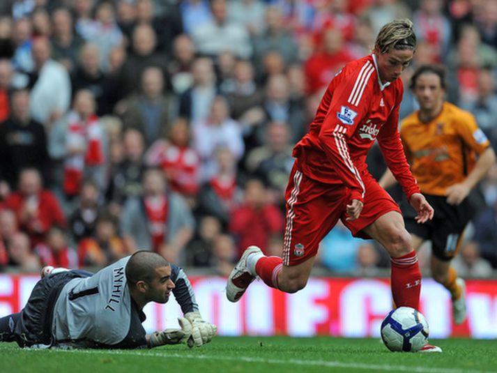 Fernando Torres sést hér við það að skora sitt annað mark á móti Hull um helgina.