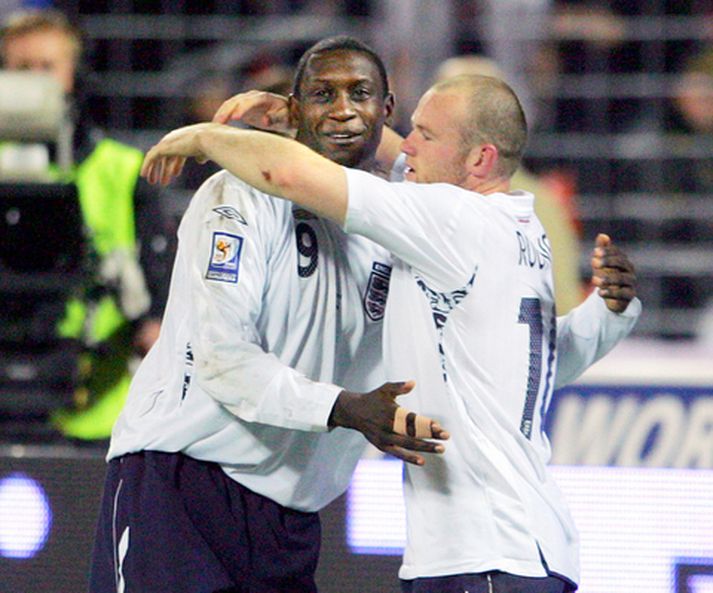 Emile Heskey og Wayne Rooney fagna marki sem sá fyrrnefndi lagði upp fyrir þann síðarnefnda.