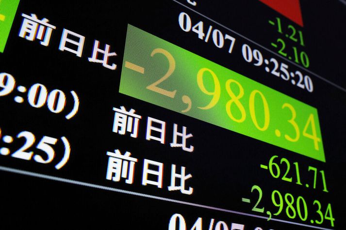 Nikkei vísitalan í Japan lækkaði um heil 6,5 prósent í morgun.