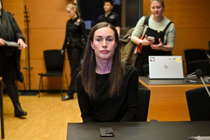 Sanna Marin í dómsal í Helsinki við meðferð málsins gegn eltirhrelli hennar í febrúar.