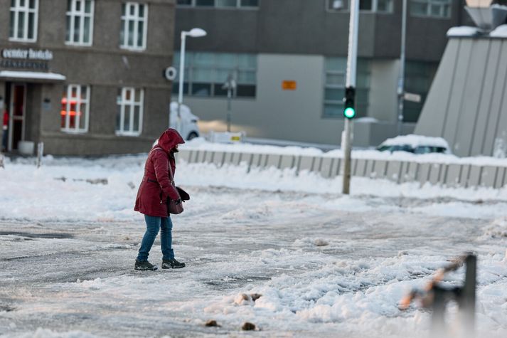 Snemma í fyrramálið má búast við allt að 28 m/s á Suðausturlandi, en annars 13-20. 