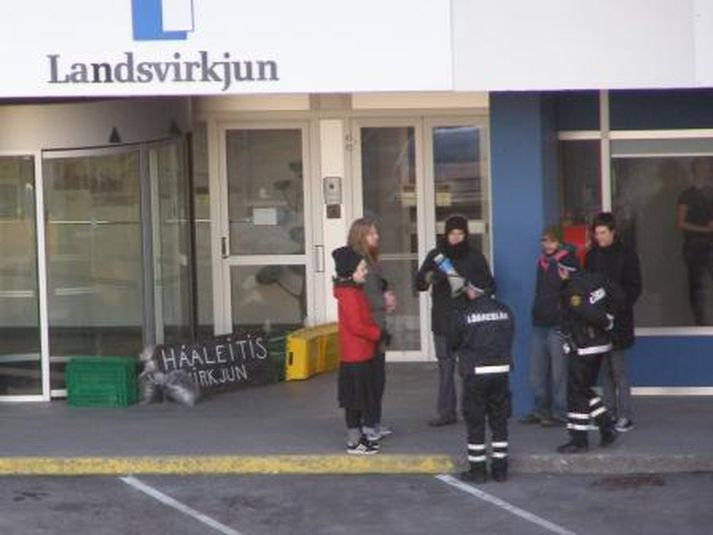 Krakkarnir settu upp stíflu fyrir utan Landsvirkjun.