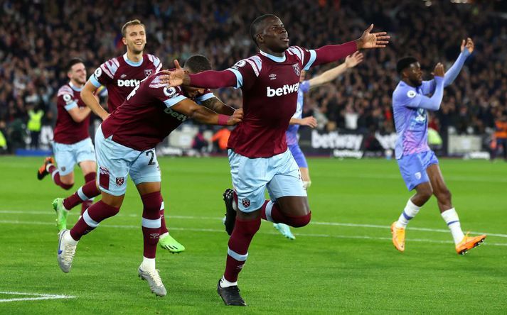 Zouma fagnar sigurmarkinu og aftan í honum hangir Thilo Kehrer sem fékk boltann í höndina í aðdraganda marksins. Í bakgrunni sjást Bournemouth menn biðja um að dæmd sé hendi, árangurslaust.