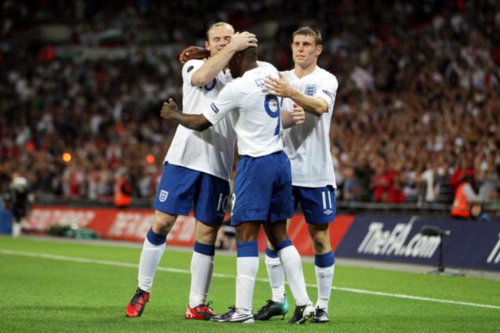 Rooney og Defoe fagna á föstudaginn.