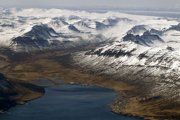 Flugvöllurinn í Norðfirði er við botn fjarðarins.