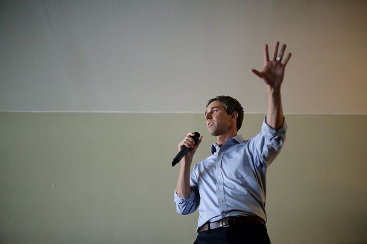 Beto O'Rourke hér á kosningafundi í Iowa-ríki