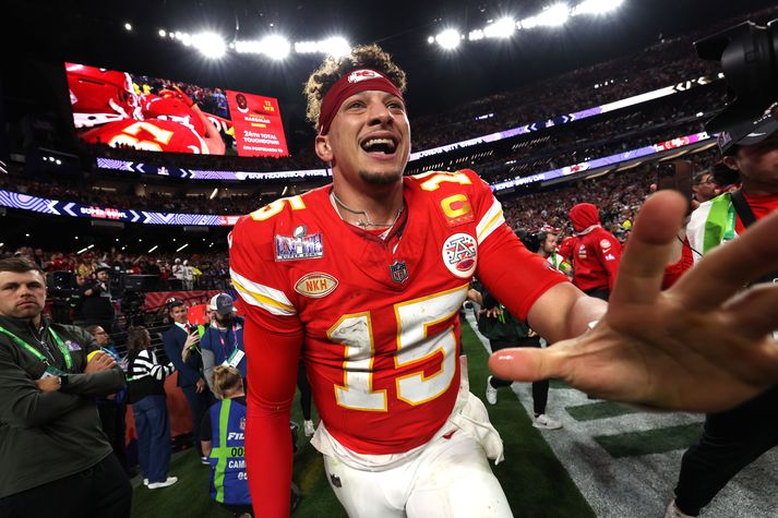 Patrick Mahomes fagnar sigri Kansas City Chiefs í nótt en enn á ný leiddi hann endurkomu síns liðs. Þrír titlar á fimm árum er magnaður árangur.