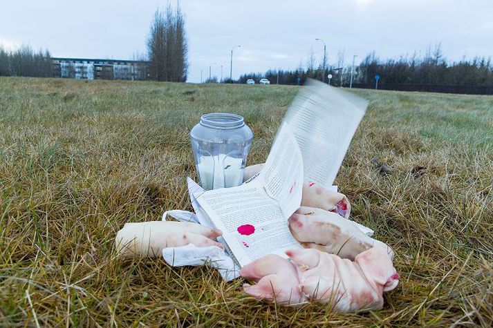 Þegar mynd frá ljósmyndara Fréttablaðsins er stækkuð má greinilega sjá að um er að ræða blóði drifnar síður úr Kóraninum.